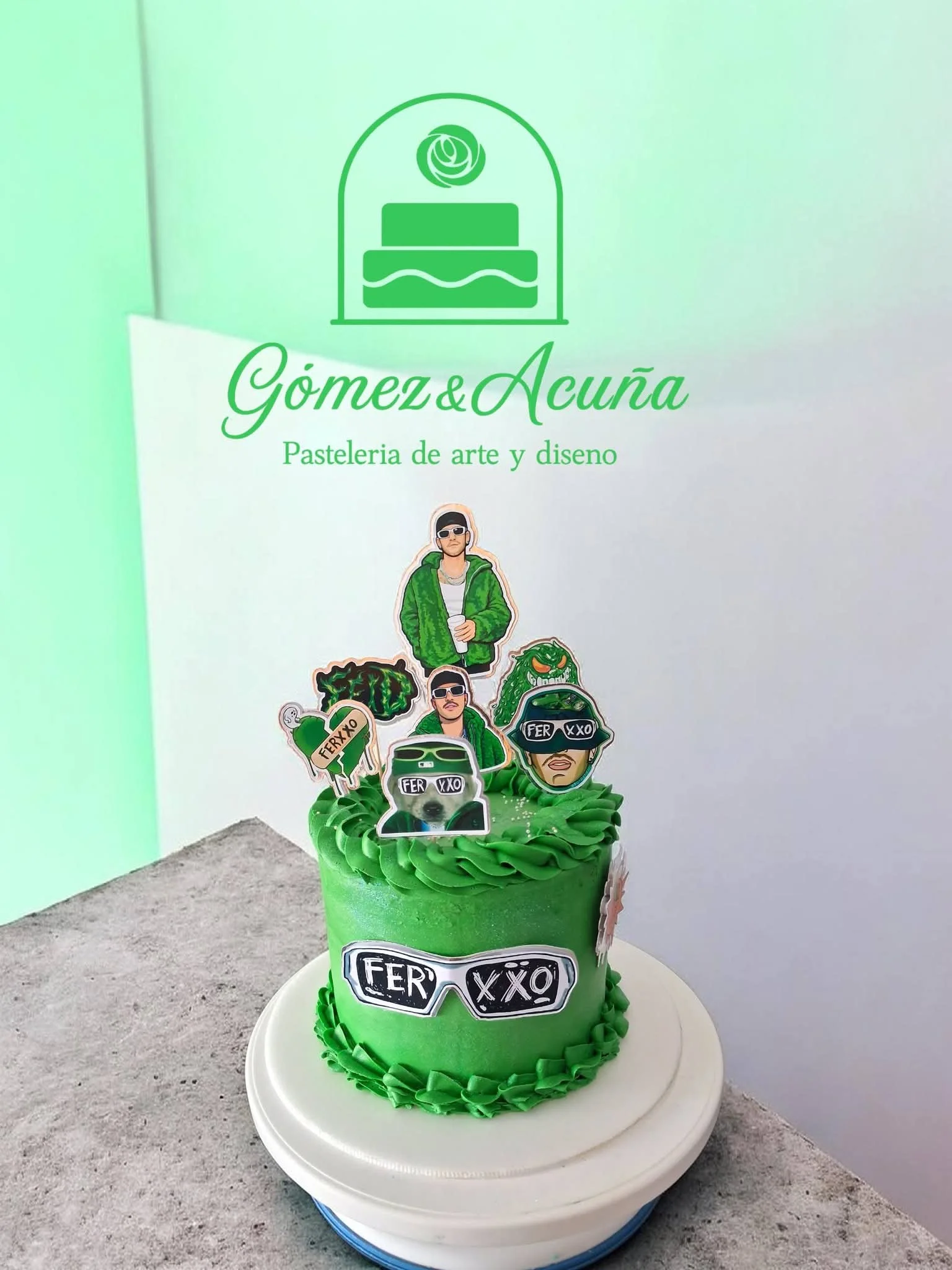 Foto de toppers en una torta verde de ferxxo